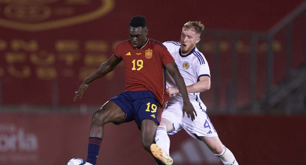 Samu Omorodion en un partido con España.