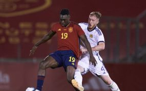 Samu Omorodion en un partido con España.