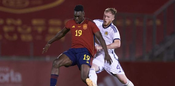 Samu Omorodion en un partido con España.