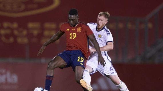 Samu Omorodion en un partido con España.