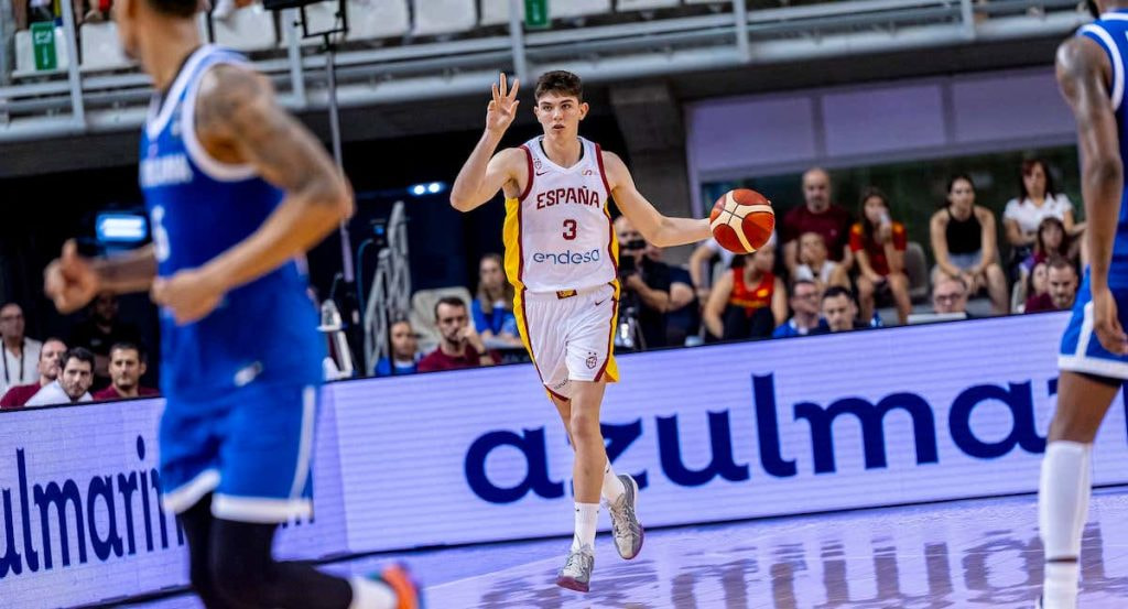 Sergio de Larrea durante su debut con la Selección española de baloncesto.
