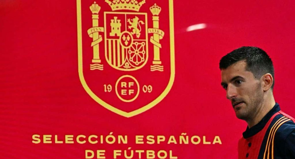 El central vasco Vivian, durante su comparecencia ante los medios en Alemania.