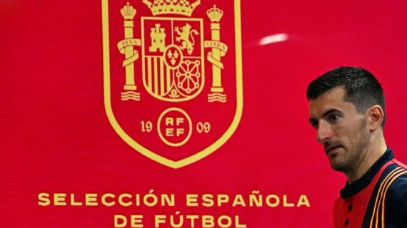 El central vasco Vivian, durante su comparecencia ante los medios en Alemania.