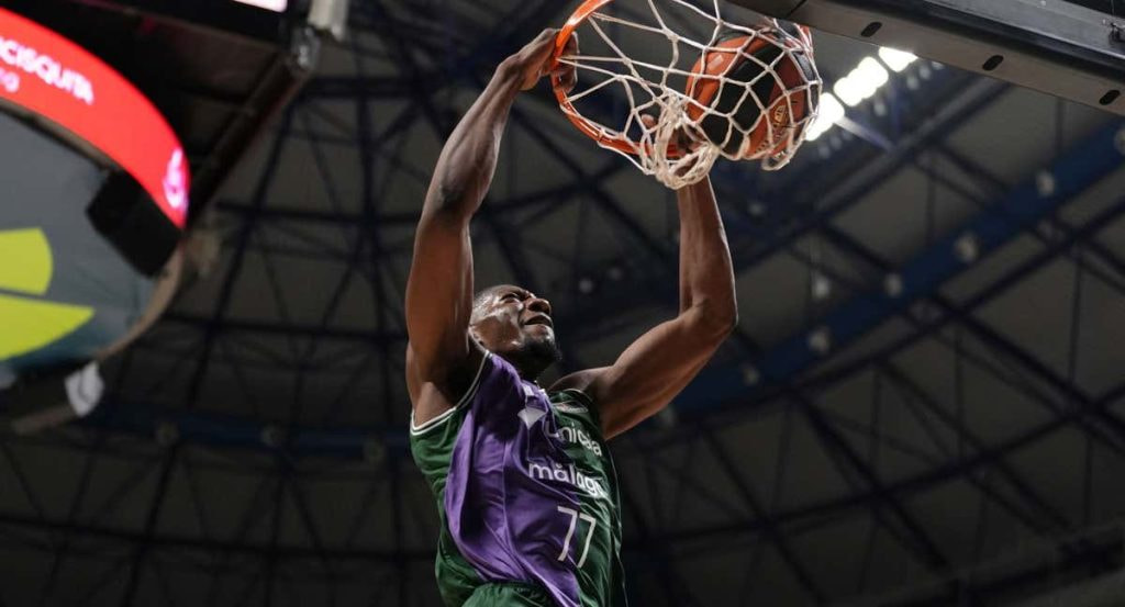 Yankuba Sima machaca en un partido.