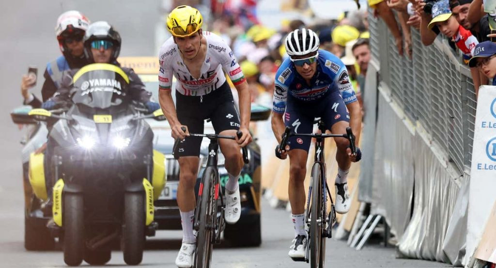 Joao Almeida, a la izquierda, pedalea junto al español Mikel Landa en la 19ª etapa del último Tour de Francia.