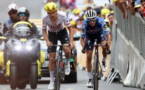 Joao Almeida, a la izquierda, pedalea junto al español Mikel Landa en la 19ª etapa del último Tour de Francia.