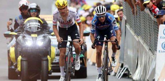 Joao Almeida, a la izquierda, pedalea junto al español Mikel Landa en la 19ª etapa del último Tour de Francia.