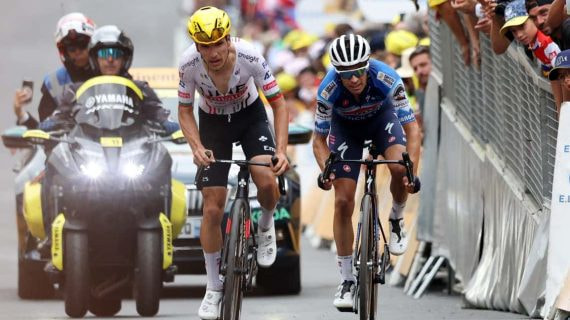 Joao Almeida, a la izquierda, pedalea junto al español Mikel Landa en la 19ª etapa del último Tour de Francia.