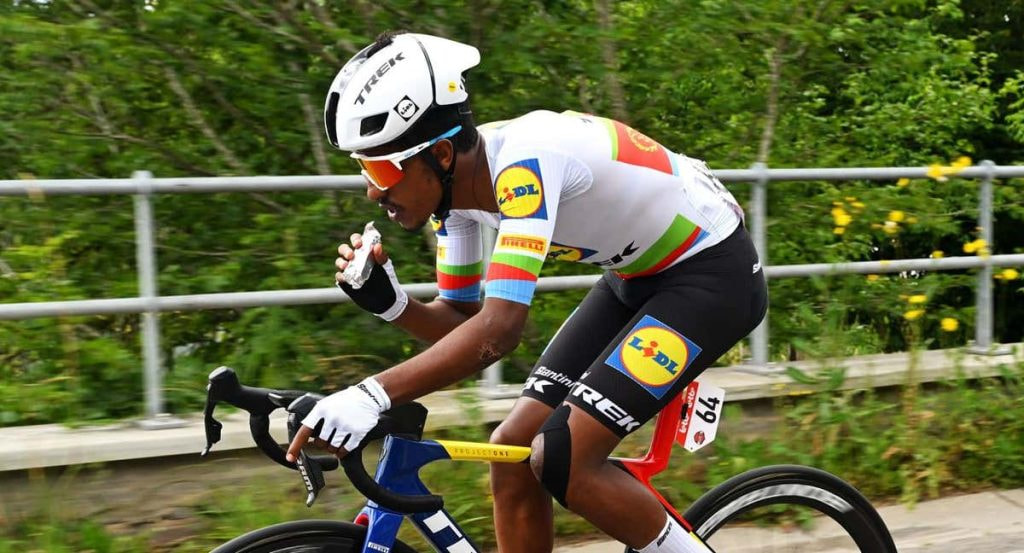Natnael Tesfatsion, con el maillot de campeón nacional de Eritrea.