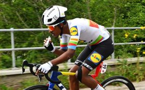 Natnael Tesfatsion, con el maillot de campeón nacional de Eritrea.