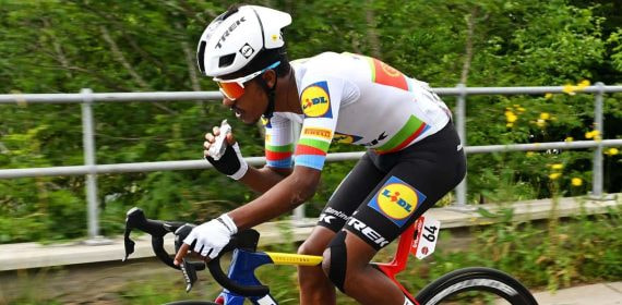 Natnael Tesfatsion, con el maillot de campeón nacional de Eritrea.
