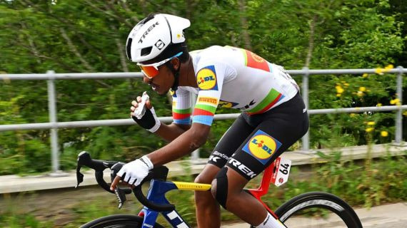 Natnael Tesfatsion, con el maillot de campeón nacional de Eritrea.