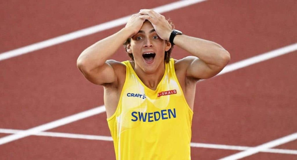 Armand Duplantis (24), tras batir el récord mundial de pértiga en el Mundial de Eugene en 2022.