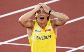 Armand Duplantis (24), tras batir el récord mundial de pértiga en el Mundial de Eugene en 2022.