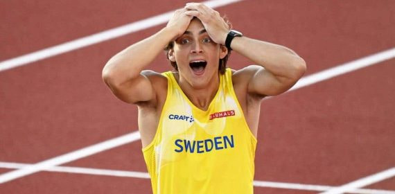 Armand Duplantis (24), tras batir el récord mundial de pértiga en el Mundial de Eugene en 2022.