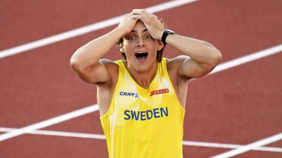 Armand Duplantis (24), tras batir el récord mundial de pértiga en el Mundial de Eugene en 2022.