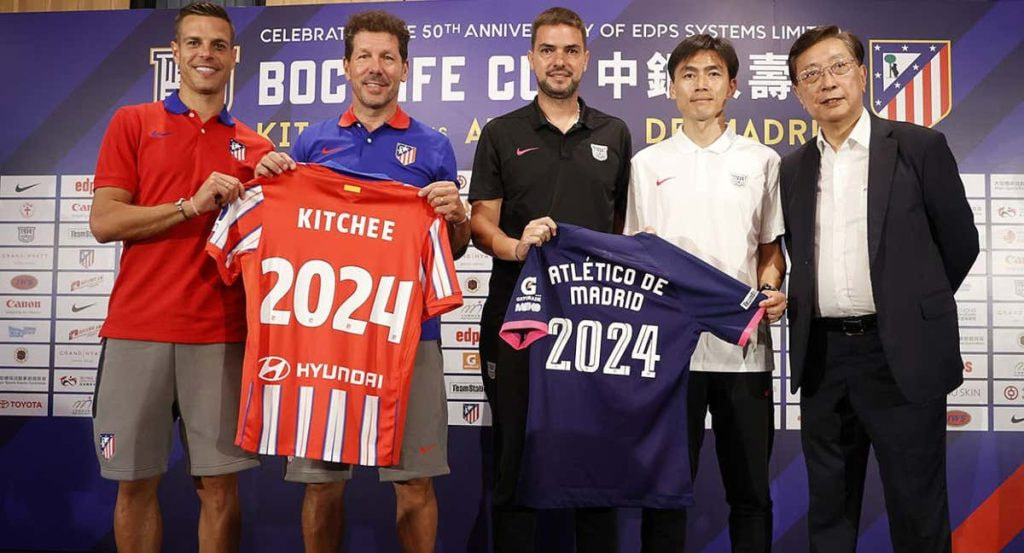 Simeone posa en Hong Kong antes del encuentro amistoso que jugarán.