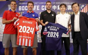 Simeone posa en Hong Kong antes del encuentro amistoso que jugarán.