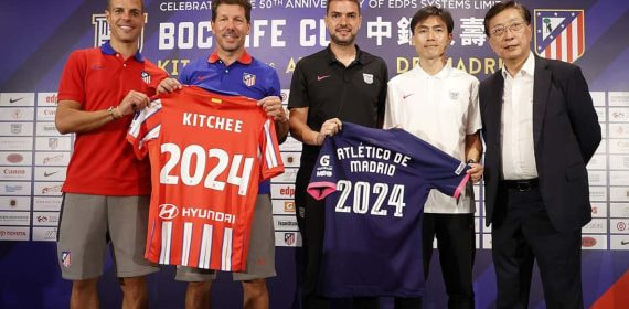Simeone posa en Hong Kong antes del encuentro amistoso que jugarán.