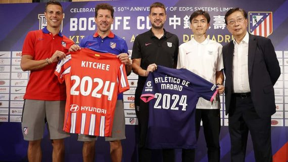 Simeone posa en Hong Kong antes del encuentro amistoso que jugarán.