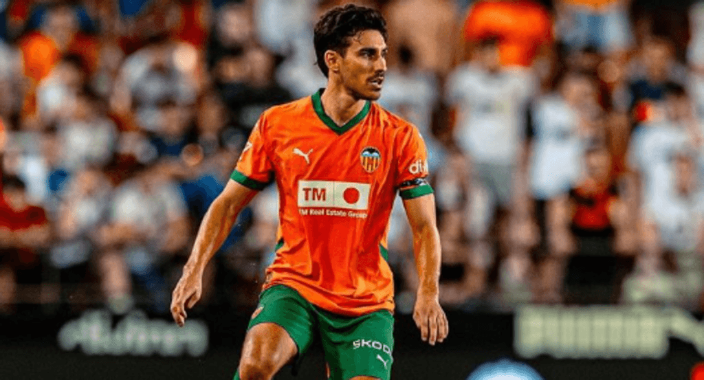 André Almeida en un partido con el Valencia CF