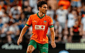 André Almeida en un partido con el Valencia CF