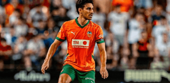 André Almeida en un partido con el Valencia CF