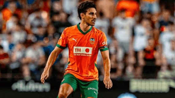 André Almeida en un partido con el Valencia CF