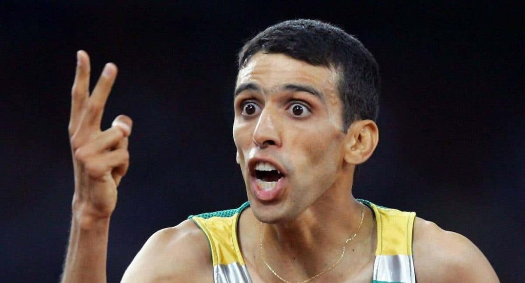 Hicham El Guerrouj, tras firmar su doble oro olímpico en 2004.