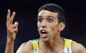 Hicham El Guerrouj, tras firmar su doble oro olímpico en 2004.