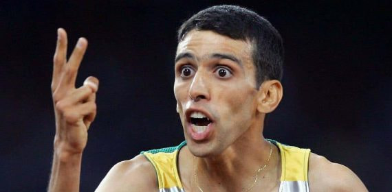 Hicham El Guerrouj, tras firmar su doble oro olímpico en 2004.