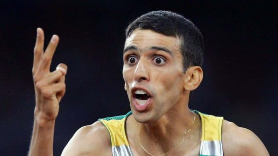 Hicham El Guerrouj, tras firmar su doble oro olímpico en 2004.
