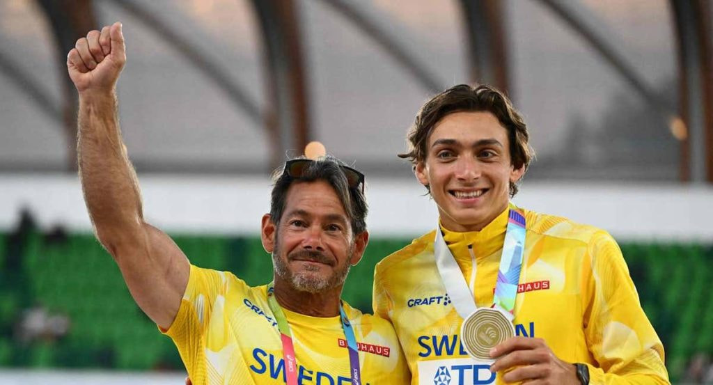 Greg Duplantis (62) y Mondo (24), con el oro del Mundial 2022.