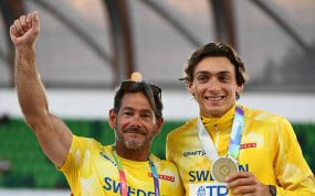 Greg Duplantis (62) y Mondo (24), con el oro del Mundial 2022.