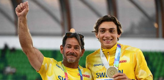 Greg Duplantis (62) y Mondo (24), con el oro del Mundial 2022.
