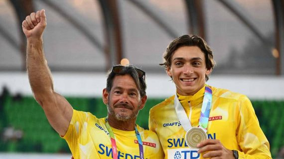 Greg Duplantis (62) y Mondo (24), con el oro del Mundial 2022.