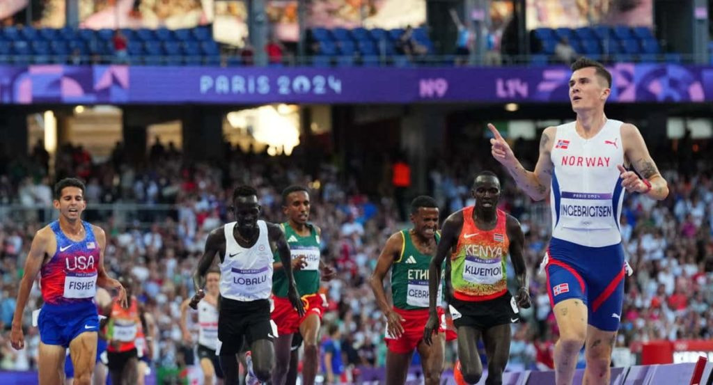 Jakob Ingebrigtsen (23) celebra su victoria en el 5.000 de los JJOO de París.
