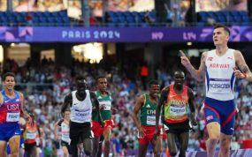Jakob Ingebrigtsen (23) celebra su victoria en el 5.000 de los JJOO de París.
