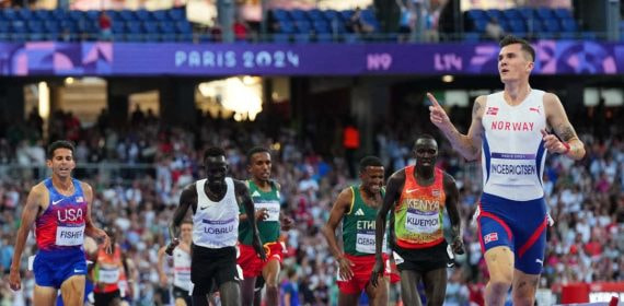 Jakob Ingebrigtsen (23) celebra su victoria en el 5.000 de los JJOO de París.