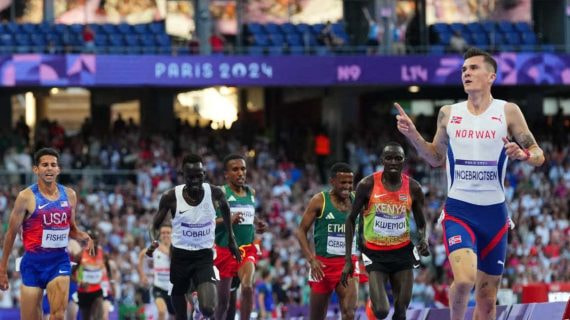 Jakob Ingebrigtsen (23) celebra su victoria en el 5.000 de los JJOO de París.