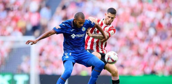 Nabil pelea un balón con Sancet durante el partido ante el Athletic.