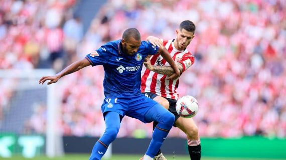 Nabil pelea un balón con Sancet durante el partido ante el Athletic.