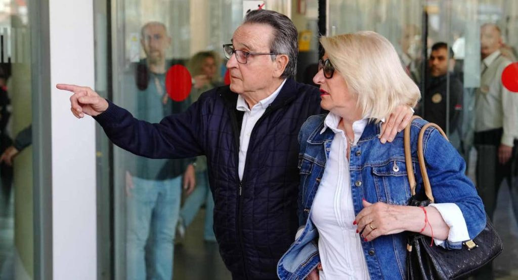 José María Enríquez Negreira, en el juzgado junto a su mujer.
