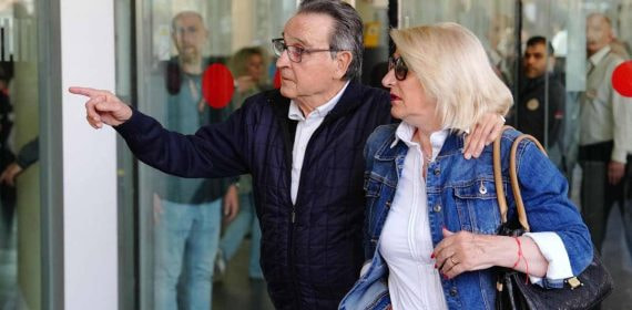José María Enríquez Negreira, en el juzgado junto a su mujer.