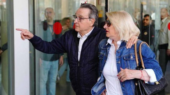 José María Enríquez Negreira, en el juzgado junto a su mujer.