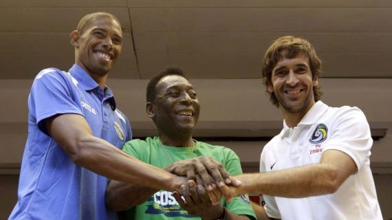 Raúl, junto a Pelé, durante su etapa de jugador del Cosmos neoyorquino en 2015.