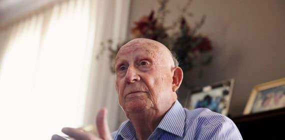 Juan Ángel viendo el partido de su nieto Luis