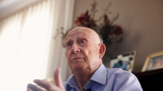 Juan Ángel viendo el partido de su nieto Luis