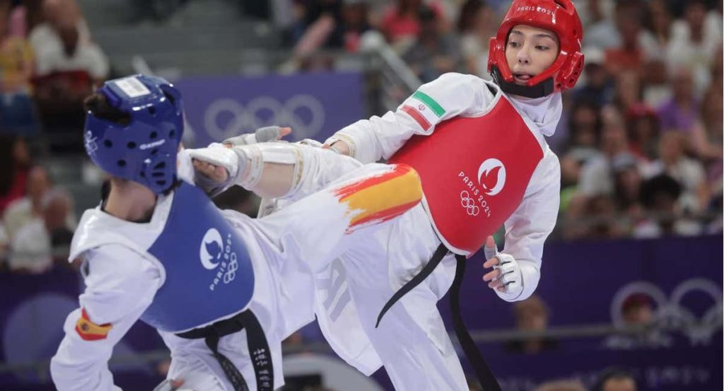 Adriana Cerezo (de azul) ganó la plata en taekwondo en Tokio 2020.