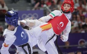 Adriana Cerezo (de azul) ganó la plata en taekwondo en Tokio 2020.